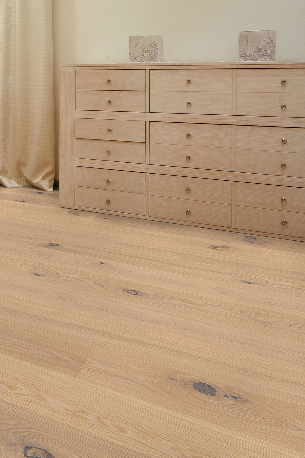 Landhausdiele Eiche frozen mit Kommode