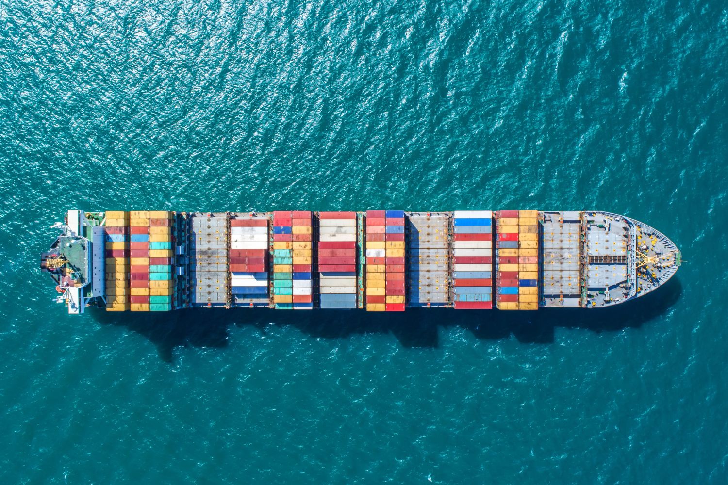 Antidumpingzölle Parkett aus China wird mit einem Schiff nach Europa in Container transportiert