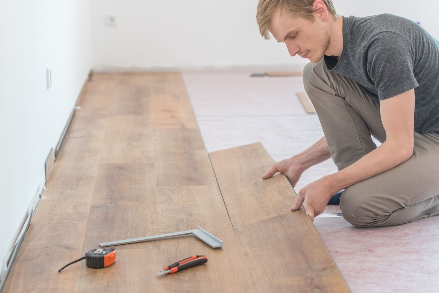 Parkett schwimmend verlegen durch Handwerker