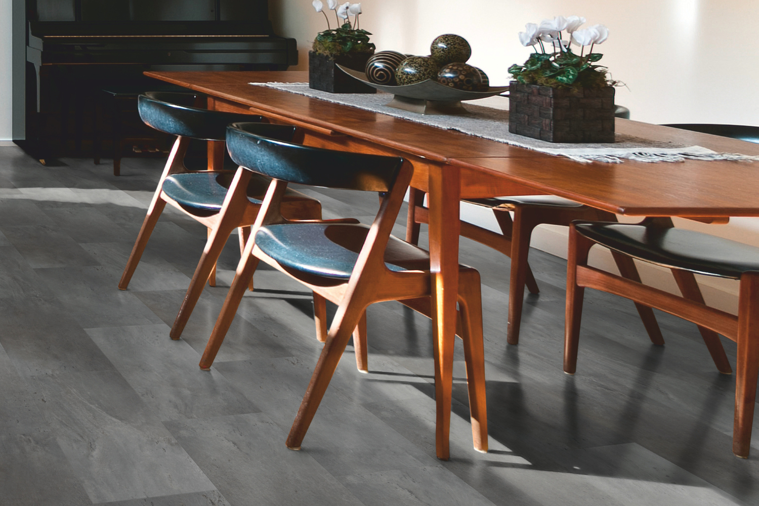 Vinylboden Sandstein Anthrazit im Esszimmer