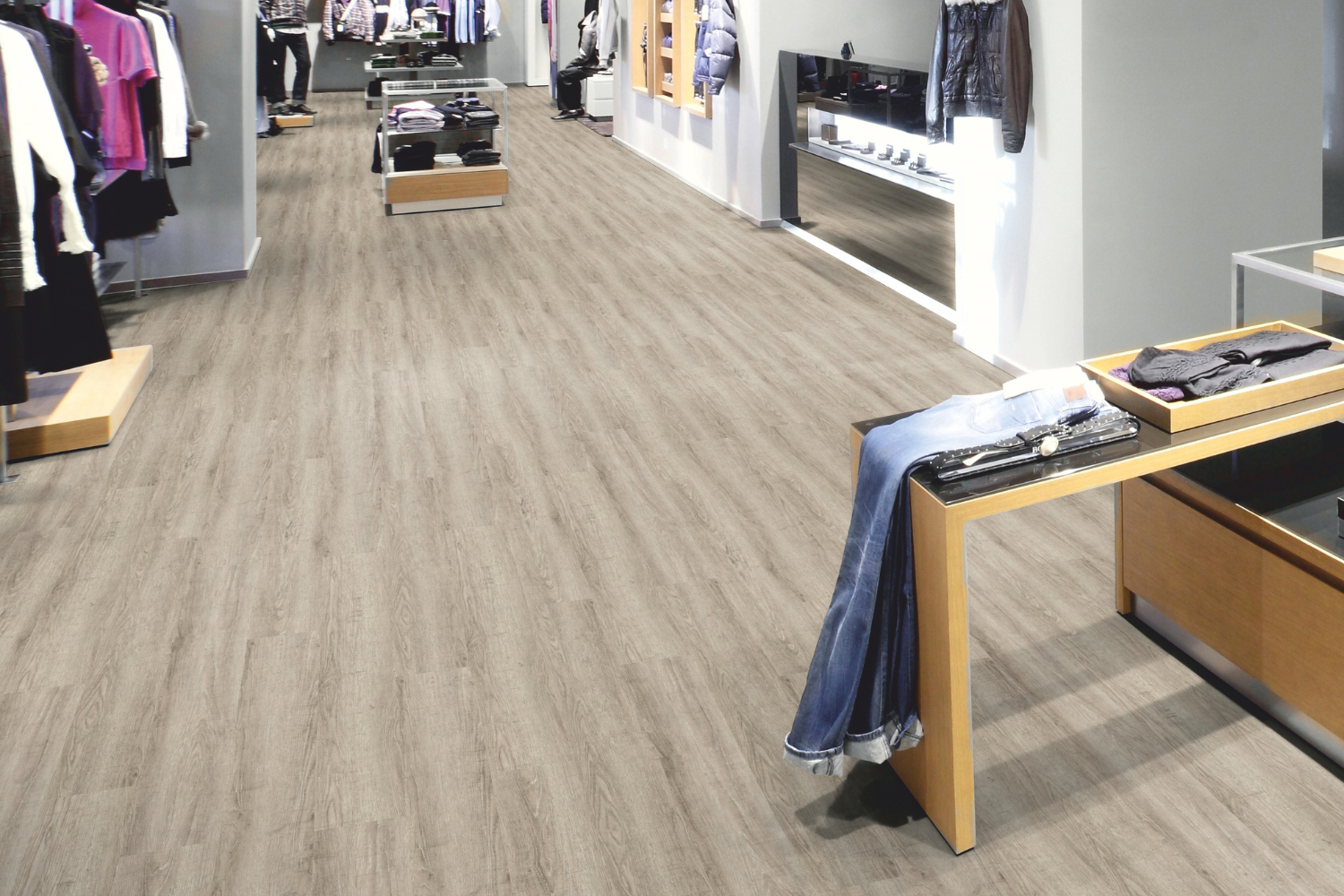 Vinylboden Eiche Cedar im Kleidungsgeschäft