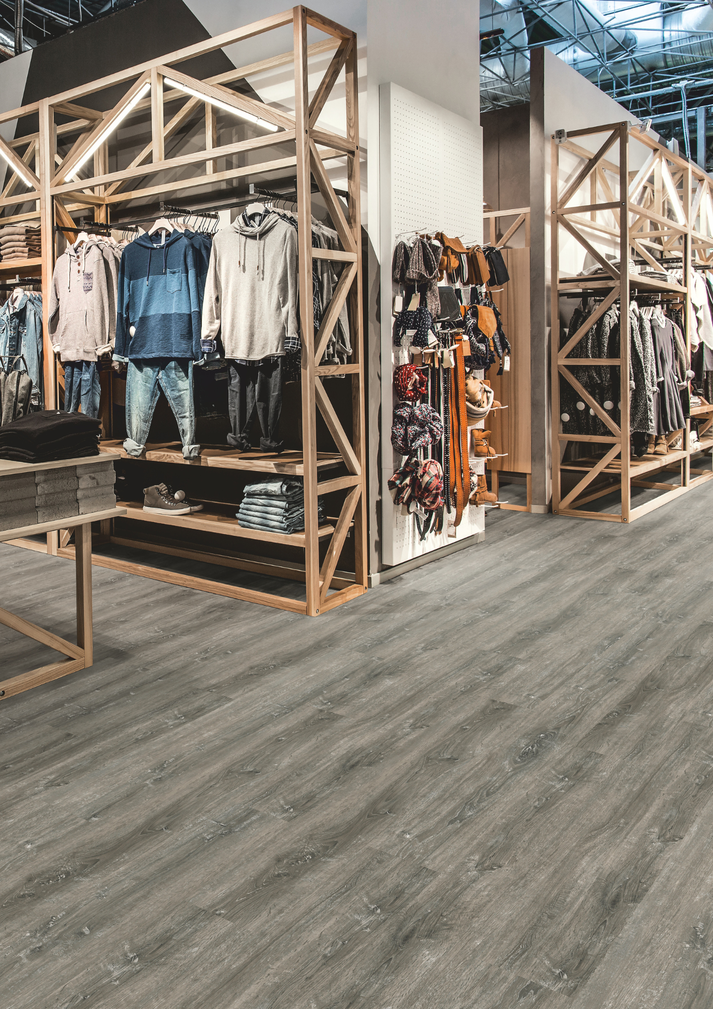 Vinylboden Eiche grau im Kleidungsgeschäft