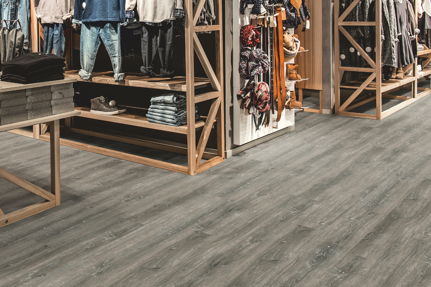 Vinylboden Eiche grau im Kleidungsgeschäft