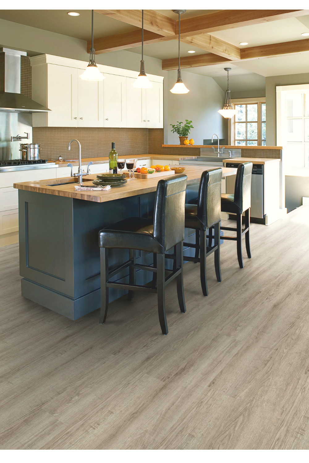 Classic Vinylboden als Landhausdiele aus hellgrau gesägter Eiche in der Küche Classic Vinylboden als Landhausdiele aus hellgrau gesägter Eiche in der Küche