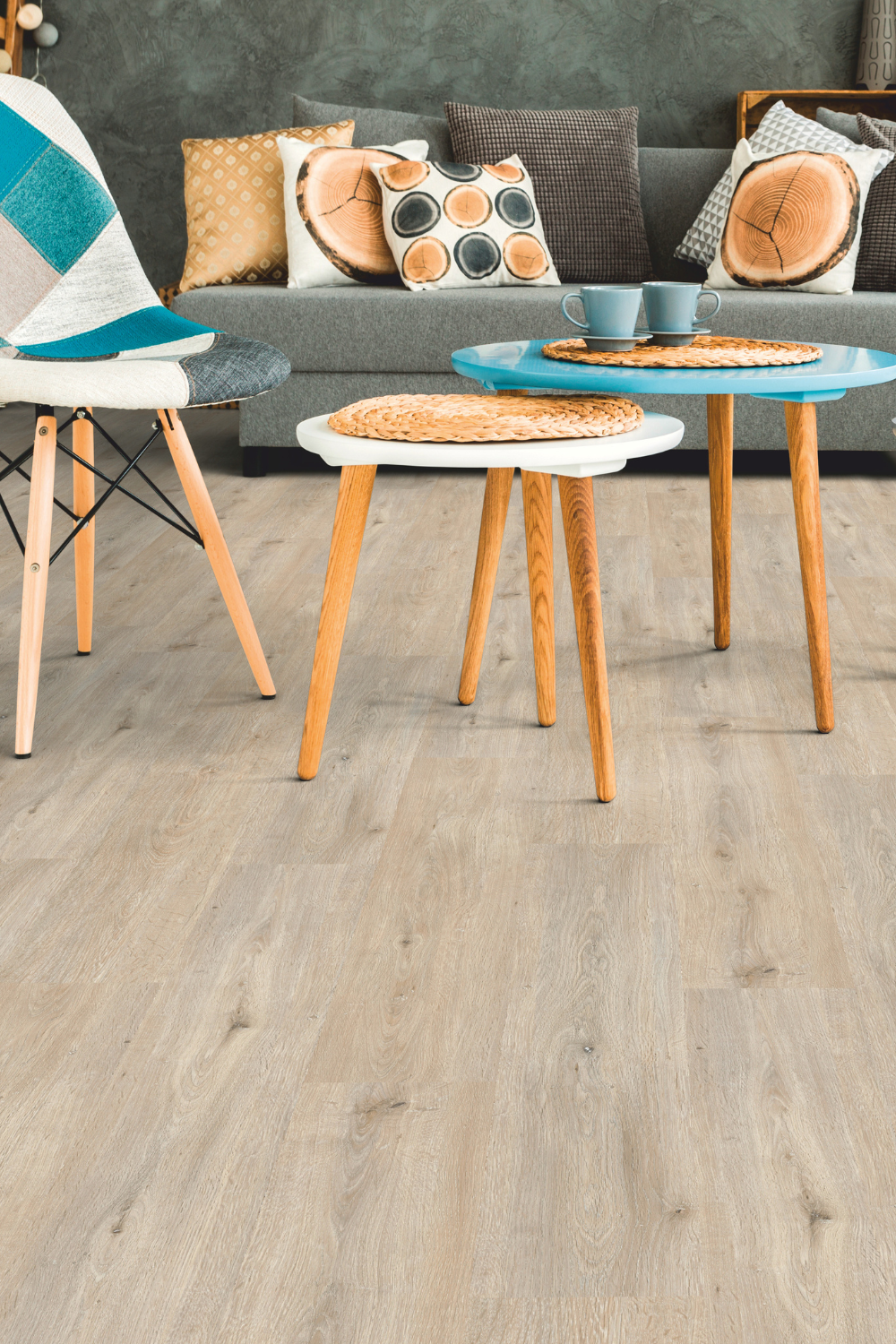 Classic Vinylboden als Landhausdiele aus rustikal hell gekalkter Eiche im Wohnzimmer Classic Vinylboden als Landhausdiele aus rustikal hell gekalkter Eiche im Wohnzimmer