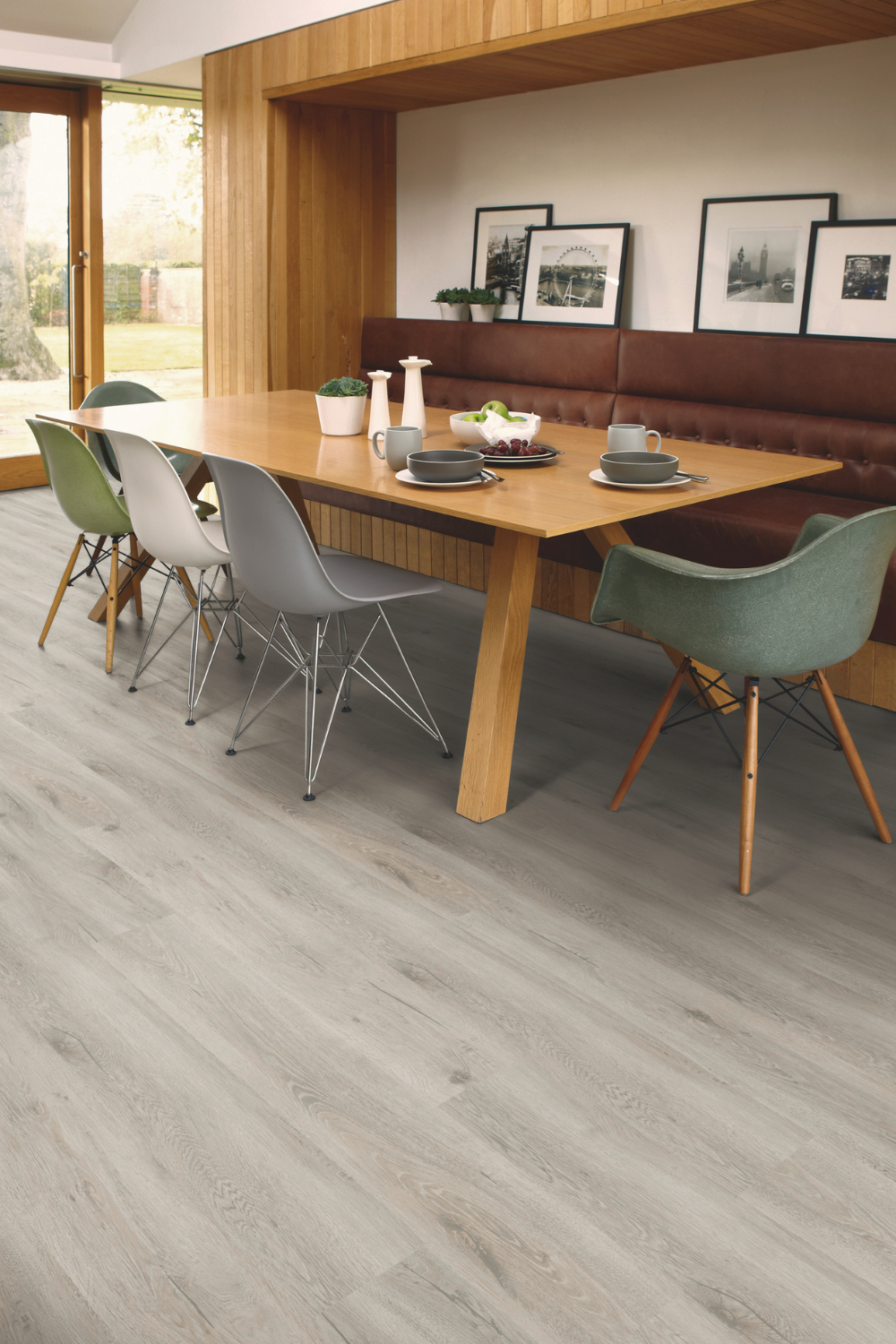 Classic Vinylboden als Landhausdiele aus weißer Risseiche im Esszimmer Classic Vinylboden als Landhausdiele aus weißer Risseiche im Esszimmer