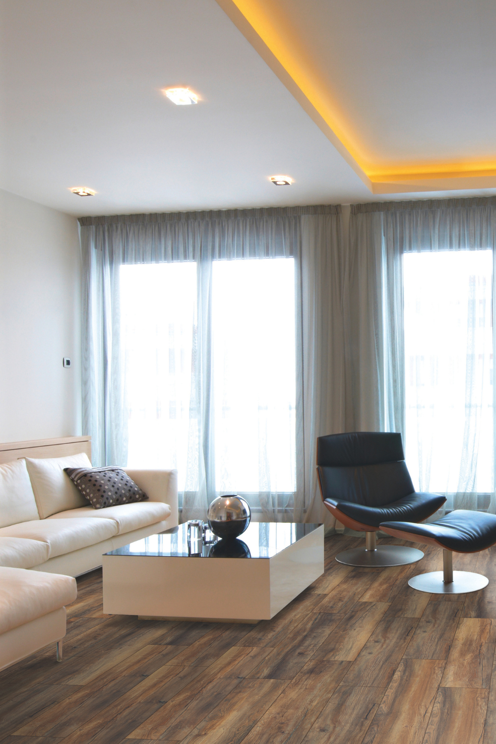 Laminatboden Eiche Bright Brown im Wohnzimmer