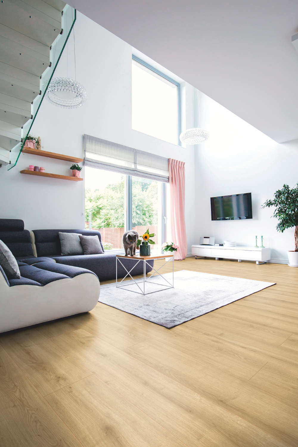 Laminatboden Eiche Natur gekalkt im Wohnzimmer