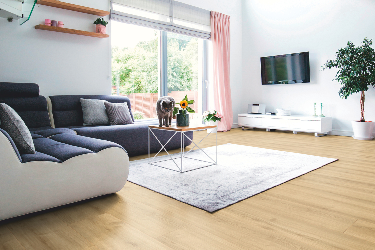 Laminatboden Eiche Natur gekalkt im Wohnzimmer